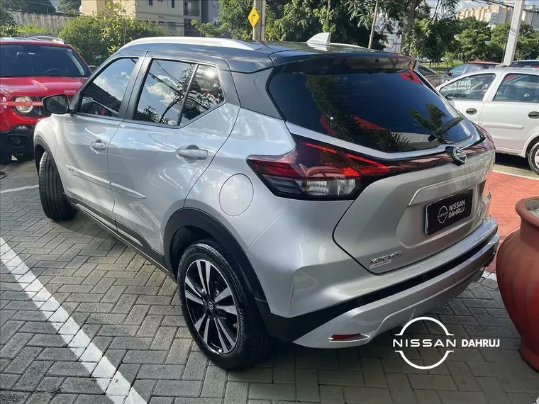 Nissan Kicks Prata 18