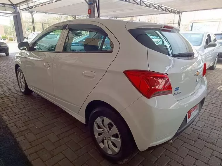 Chevrolet Onix Branco 4