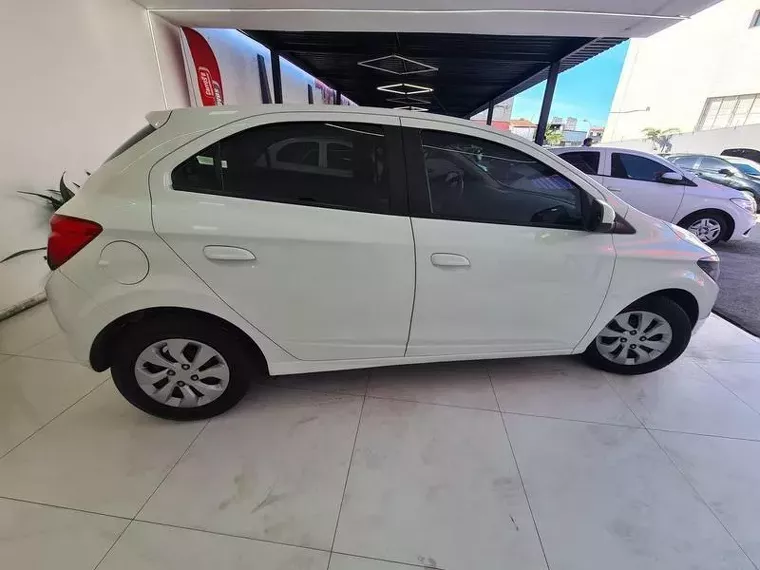 Chevrolet Onix Branco 17