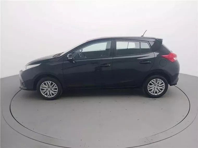 Toyota Yaris Preto 10