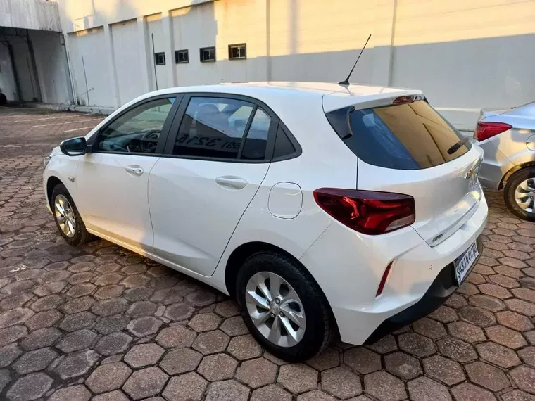 Chevrolet Onix Branco 4