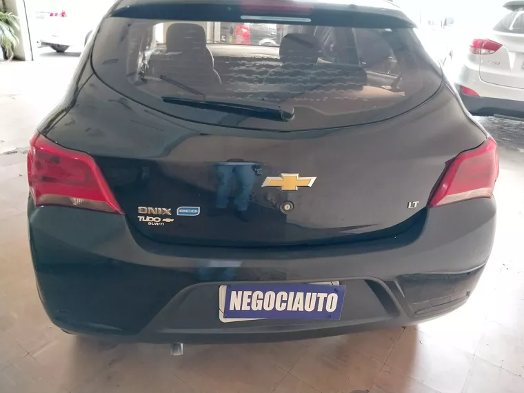 Chevrolet Onix Preto 4