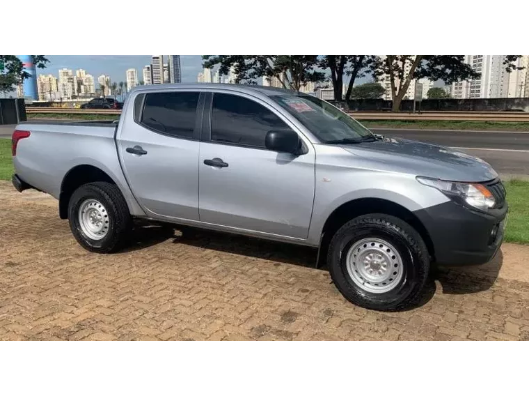 Mitsubishi L200 Triton Prata 34