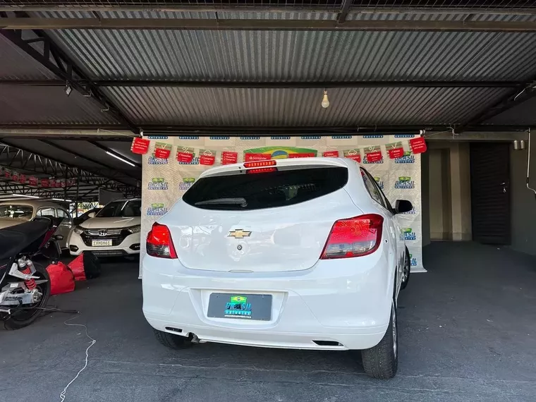 Chevrolet Onix Branco 10