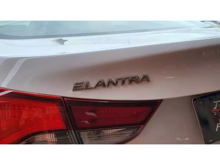 Hyundai Elantra Branco 8