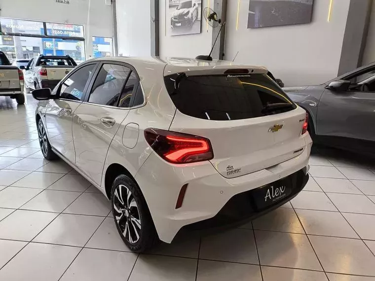 Chevrolet Onix Branco 19