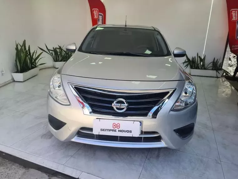 Nissan Versa Prata 17