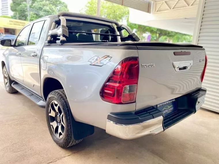 Toyota Hilux Prata 17