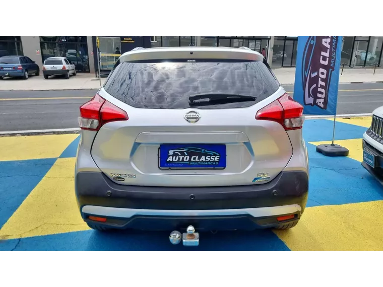 Nissan Kicks Prata 5