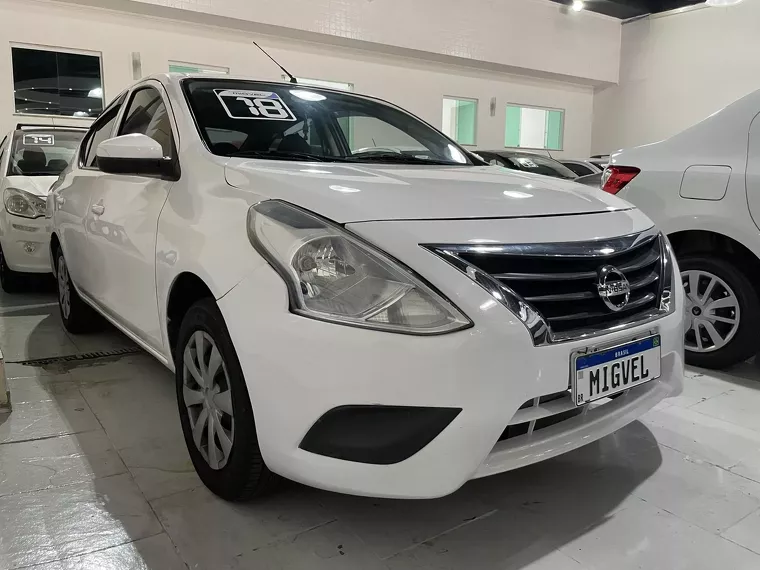 Nissan Versa Branco 18