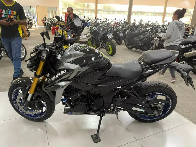 Suzuki GSX-S Preto 25