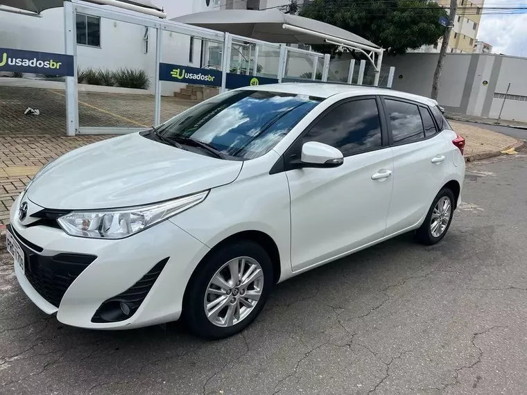 Toyota Yaris Branco 4