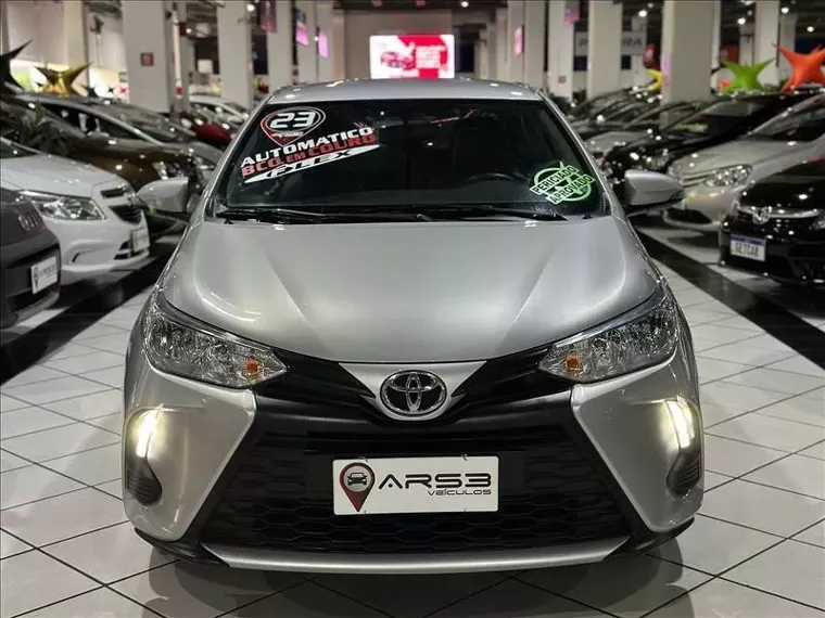 Toyota Yaris Prata 4