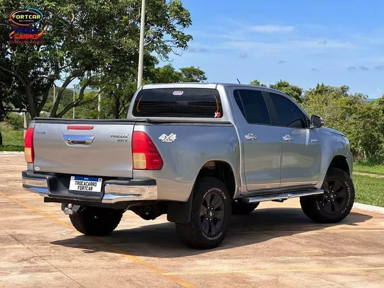 Toyota Hilux Prata 1