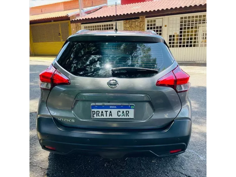 Nissan Kicks Cinza 2