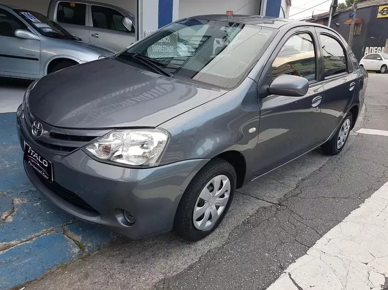 Toyota Etios Cinza 3