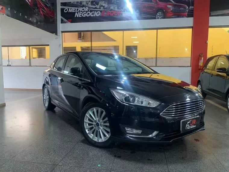 Ford Focus Preto 13