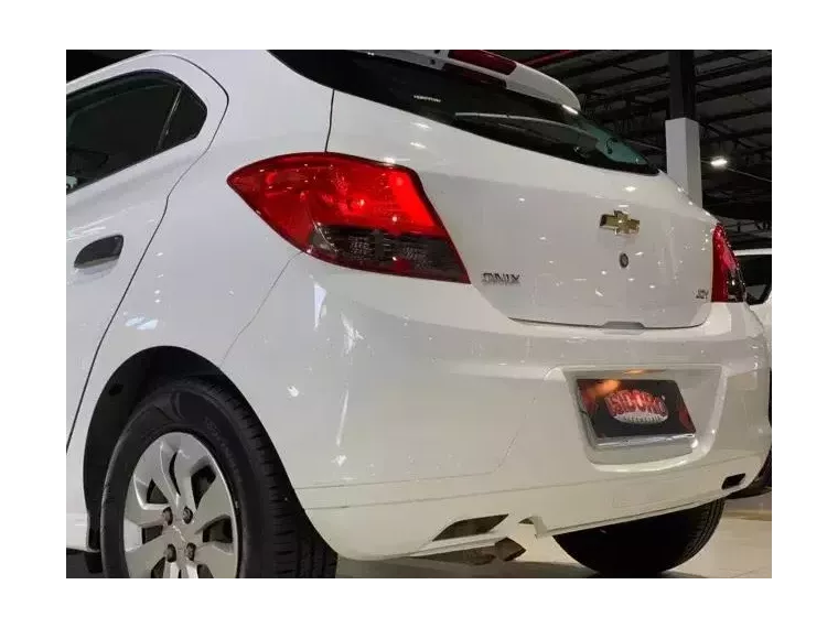 Chevrolet Onix Branco 5