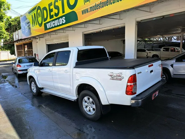 Toyota Hilux Branco 17