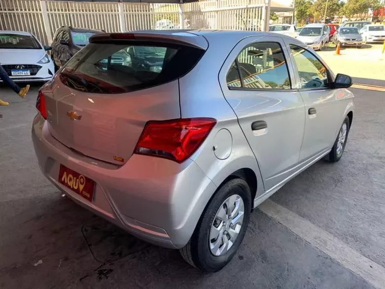 Chevrolet Onix Prata 18