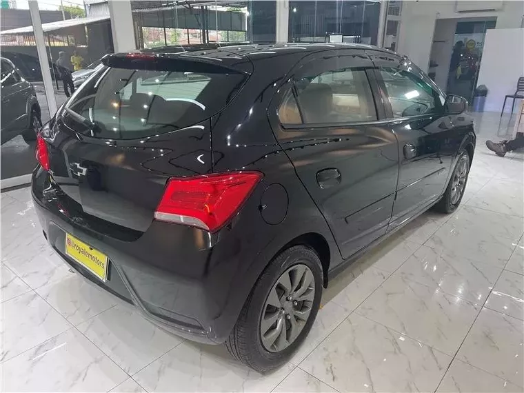 Chevrolet Onix Preto 7