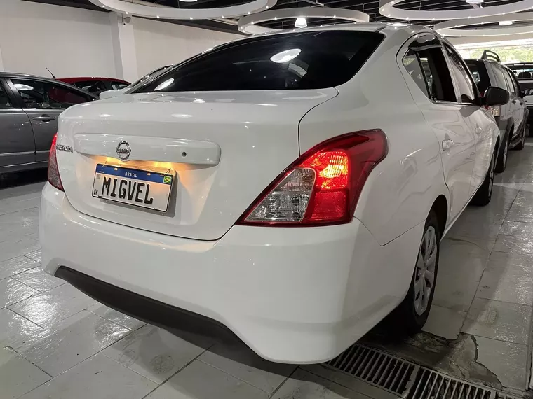 Nissan Versa Branco 15