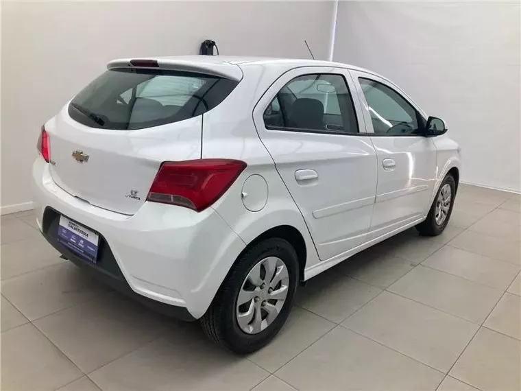 Chevrolet Onix Branco 8