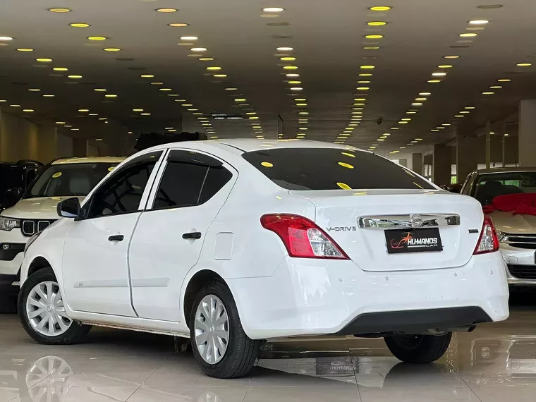 Nissan Versa Branco 12