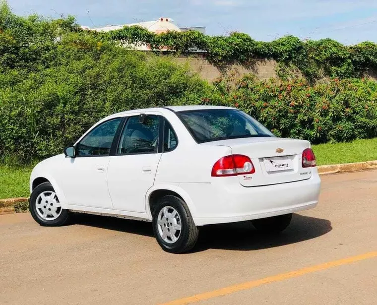 Chevrolet Classic Branco 2