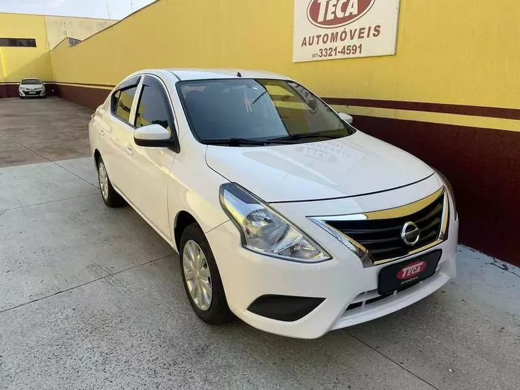 Nissan Versa Branco 7