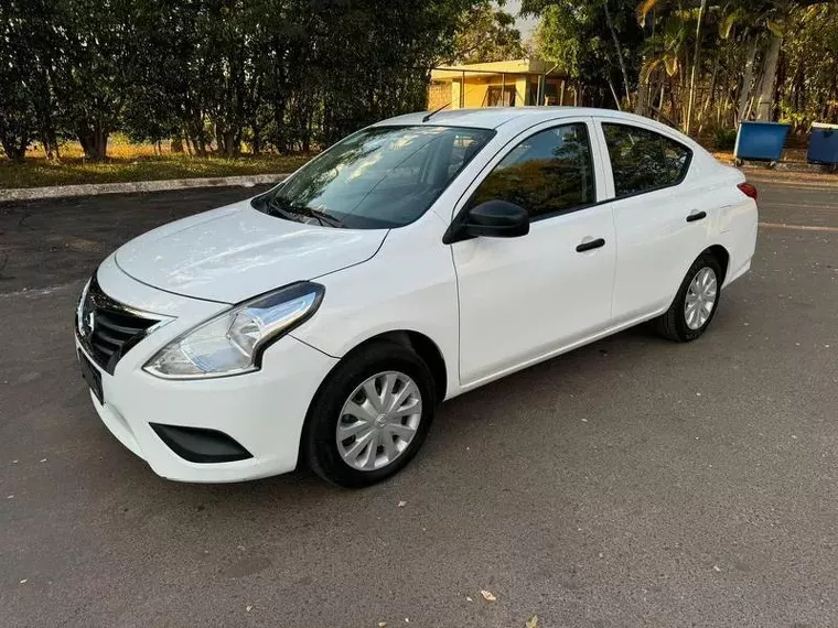 Nissan Versa Branco 1