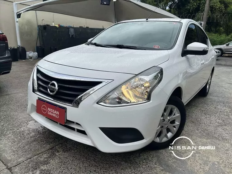 Nissan Versa Branco 6