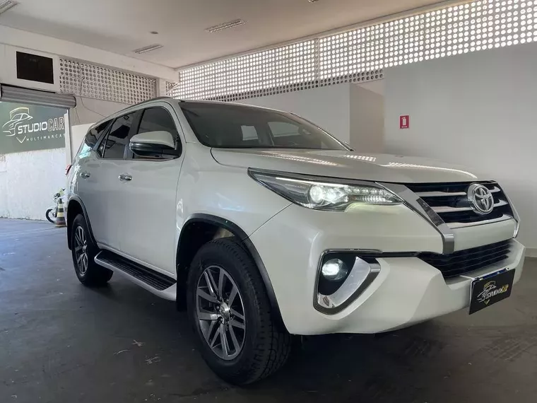 Toyota Hilux SW4 Branco 24