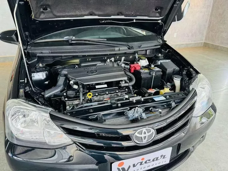 Toyota Etios Preto 11