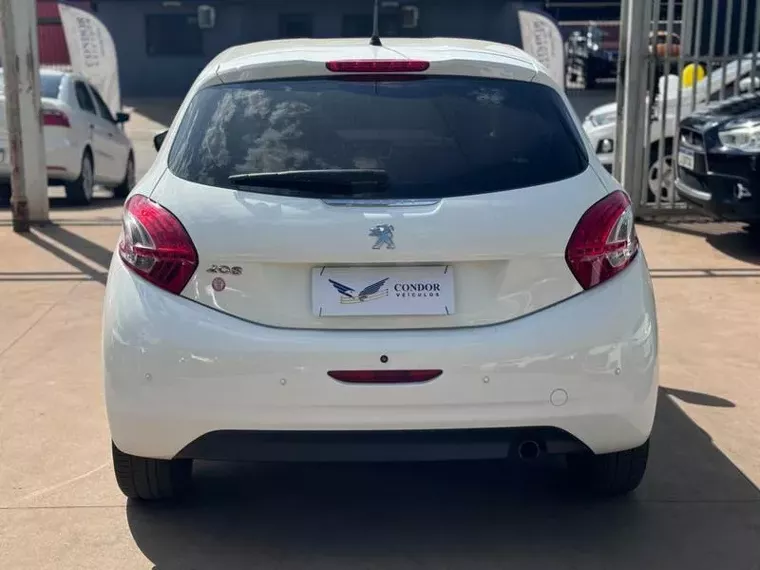 Peugeot 208 Branco 13