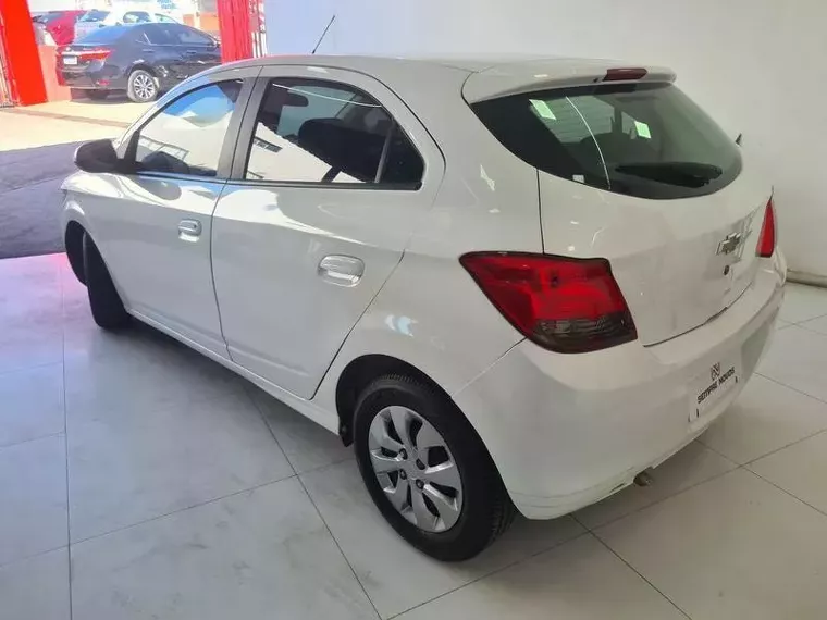 Chevrolet Onix Branco 5