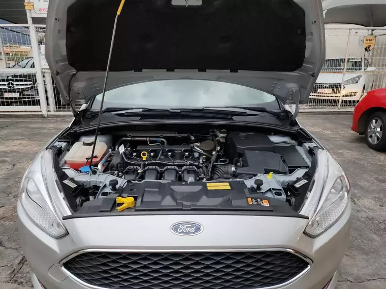 Ford Focus Prata 17