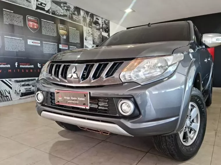 Mitsubishi L200 Triton Cinza 1