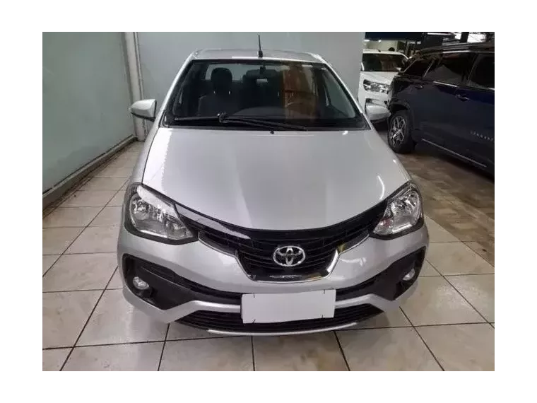 Toyota Etios Prata 1