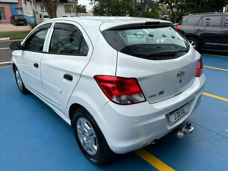 Chevrolet Onix Branco 8