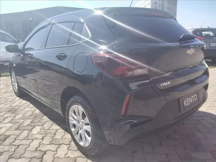 Chevrolet Onix Preto 11