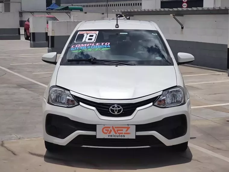 Toyota Etios Branco 3