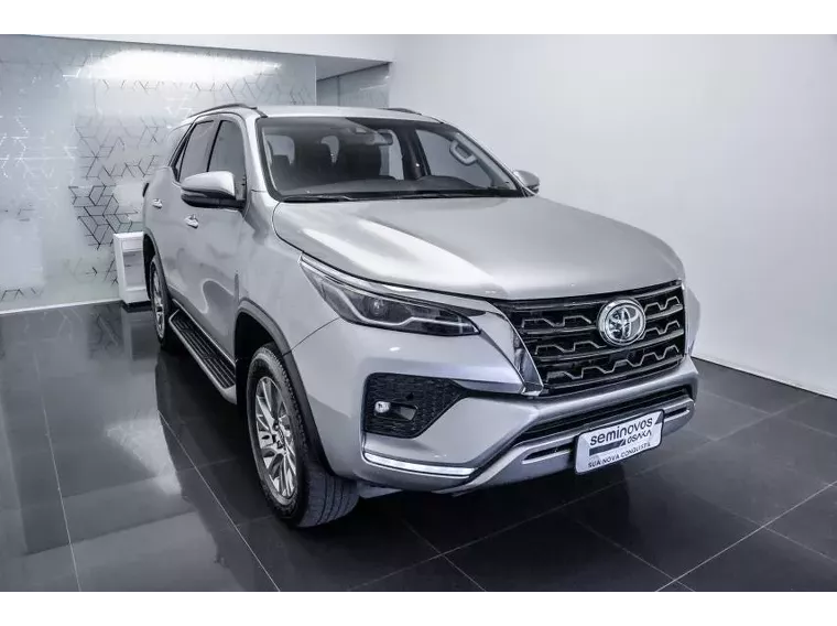 Toyota Hilux SW4 Prata 10