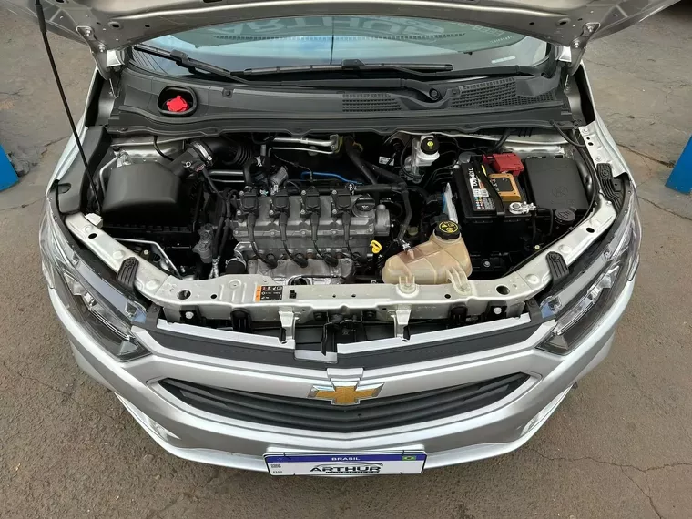 Chevrolet Onix Prata 4