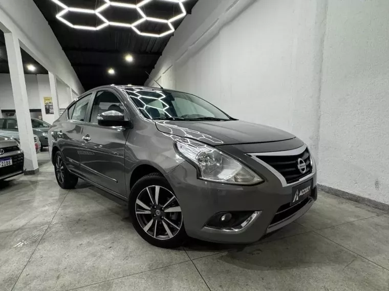 Nissan Versa Cinza 2