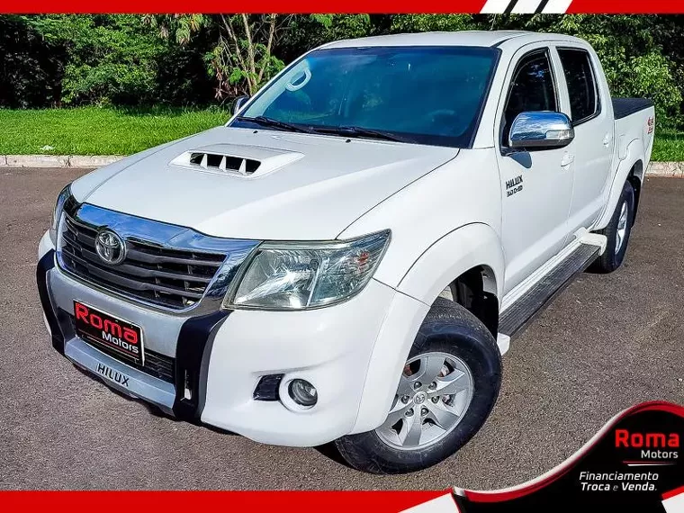 Toyota Hilux Branco 14