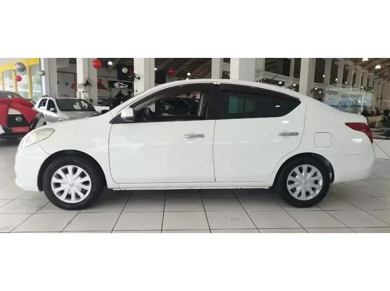 Nissan Versa Branco 2