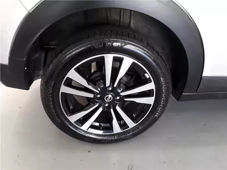 Nissan Kicks Prata 8