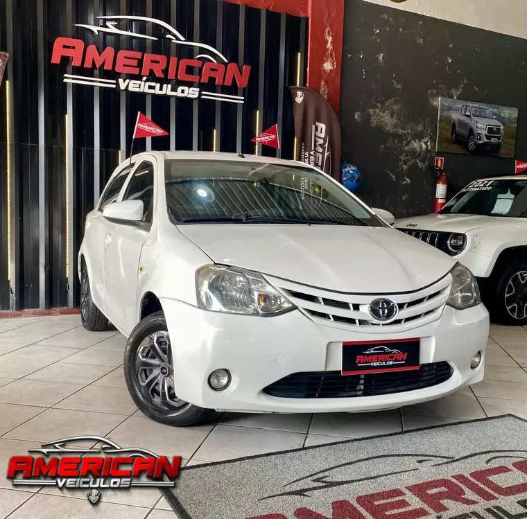 Toyota Etios Branco 2