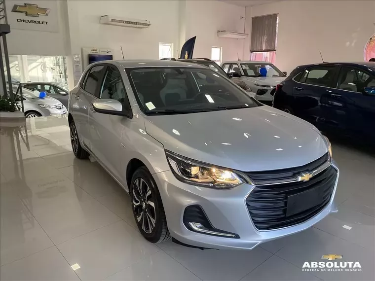 Chevrolet Onix Prata 15